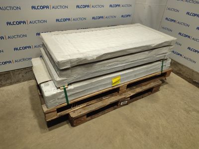 une pile de matelas posée sur une palette dans une pièce