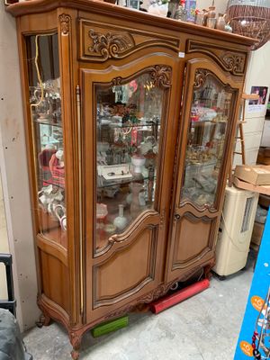 Vitrine en bois naturel à décor de volutes et acanthe dans l…