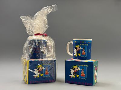 Deux tasses et un sac de friandises sont posés sur une table