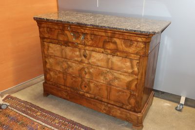 une commode en marbre dans le coin d'une pièce