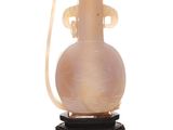 une image représentant un vase en plastique posé sur un socle