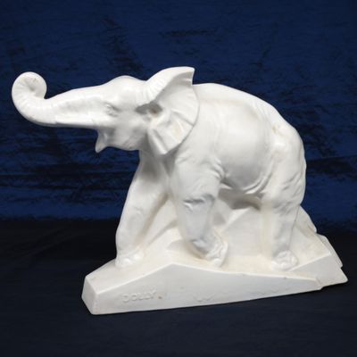 une statue d'éléphant blanc sur fond noir