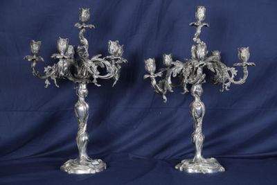 paire de bougeoirs plaqués argent ornés d'oiseaux et de fleurs