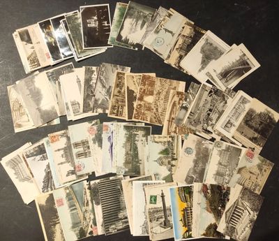 beaucoup de vieilles cartes postales posées sur une table