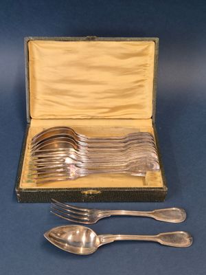 l'argenterie dans un coffret avec des cuillères et des cuillères à l'intérieur