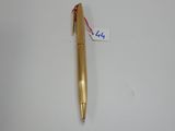 un stylo posé sur une surface blanche