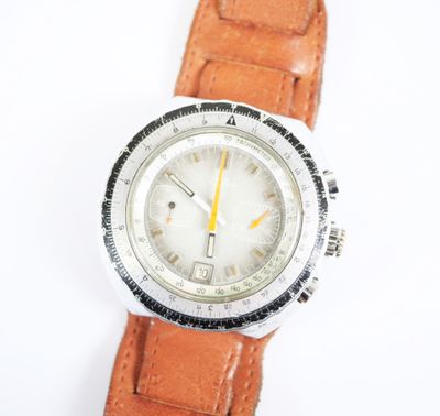gros plan d'une montre sur une surface blanche