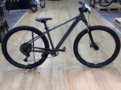 un vélo exposé dans un magasin