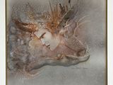 une photo d'un tableau représentant le visage d'une femme dans un coquillage