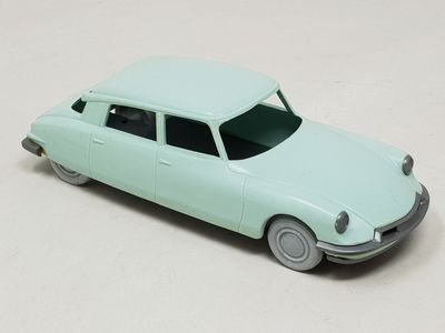 B.S. (Beuzen & Sordet, 1/32ème plastique) Citroën DS19 vert …