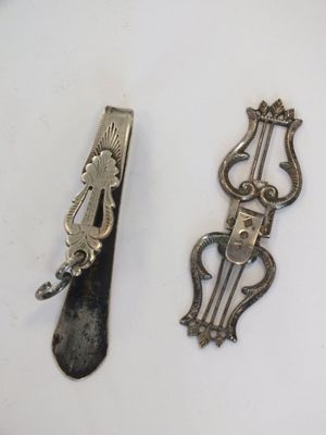 deux objets métalliques posés sur une table