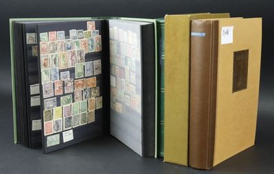 un livre contenant des timbres, posé sur une table