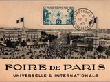 une vieille carte postale représentant une foule sur une place
