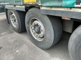 un camion avec un pneu crevé, garé sur un parking