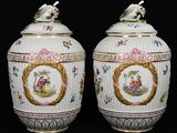 paire de vases ornés d'un cheval et d'un homme à cheval