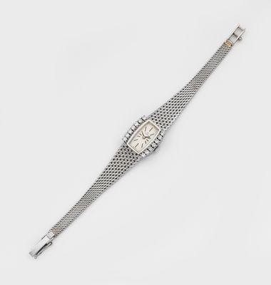gros plan d'une montre-bracelet sur une surface blanche