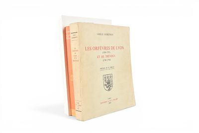 deux livres posés l'un sur l'autre sur une surface blanche