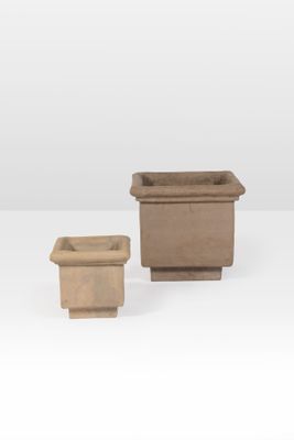 deux jardinières posées sur une surface blanche