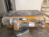 une vieille machine posée sur une table