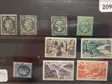 une vitrine sur laquelle sont exposés de nombreux timbres