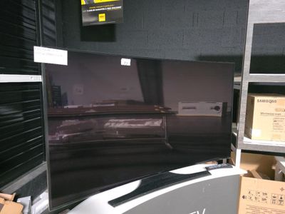 un téléviseur posé sur une étagère dans un magasin