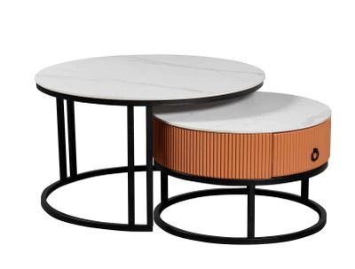 une paire de tables avec un plateau en marbre et des pieds en métal noir