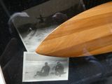 une photo d'une planche de surf exposée dans une vitrine