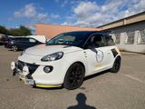 une petite voiture blanche garée dans un parking
