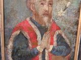 tableau représentant un homme vêtu d'une robe rouge et bleue tenant une fleur blanche