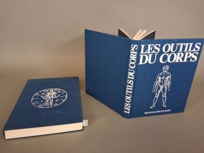 deux livres posés l'un à côté de l'autre sur une table
