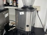 un moulin à café posé sur un plan de travail dans une cuisine