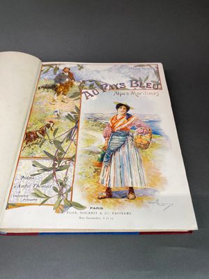 un livre ouvert sur lequel figure l'image d'une femme tenant un enfant dans ses bras