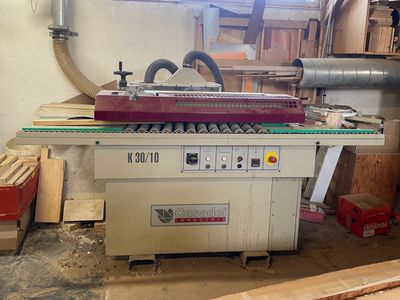 une photo d'une machine se trouvant dans un atelier