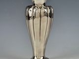 un vase en argent posé sur une table
