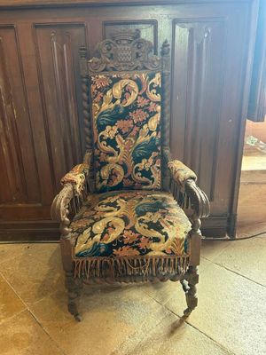 une chaise qui se trouve au milieu d'une pièce