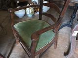 une chaise qui se trouve dans une pièce où il y a une table et des chaises