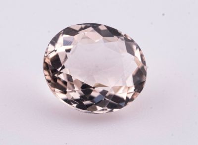 un gros plan d'un diamant blanc et noir sur une surface blanche