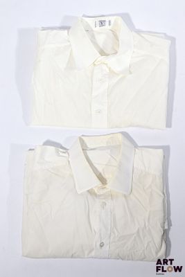 une chemise blanche et une autre chemise blanche, l'une à côté de l'autre