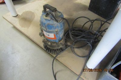 une machine posée par terre à côté de quelques fils