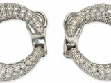 une paire de boucles d'oreilles en diamant sur fond blanc