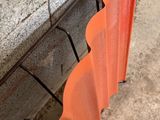 gros plan d'un pneu sur le côté d'un bâtiment