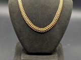 un collier à chaîne en or sur un présentoir pour mannequin