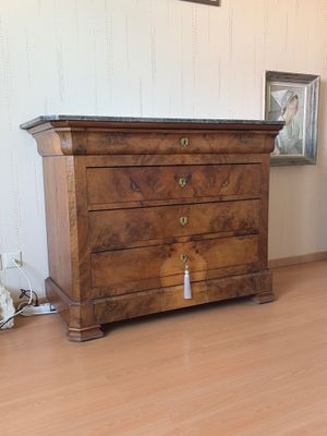une commode en bois dans le coin d'une pièce