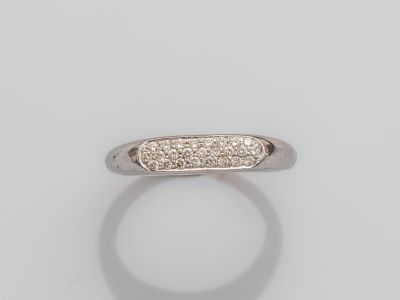 une bague en or blanc et diamants