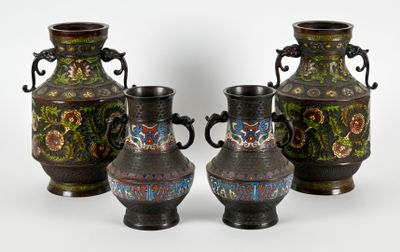 trois vases sont posés sur une surface blanche, sur fond blanc