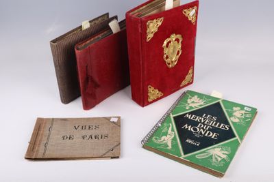 trois livres sont posés les uns à côté des autres sur une surface blanche