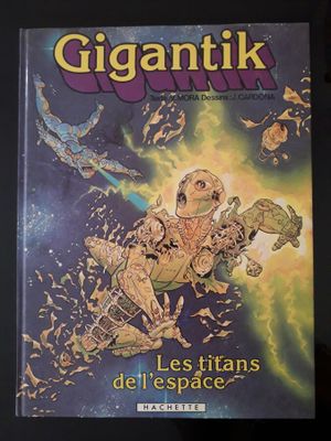 la couverture du livre *Gigantik*, sur laquelle figure le dessin d'un homme à cheval