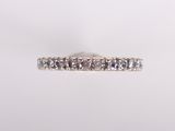 gros plan d'une bague en diamant sur fond blanc