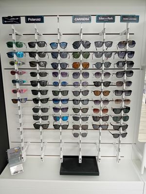 de nombreux modèles de lunettes de soleil de différentes teintes exposés dans un magasin