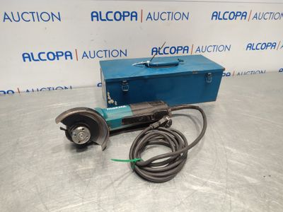 une boîte bleue à laquelle est attachée une corde, posée sur une table